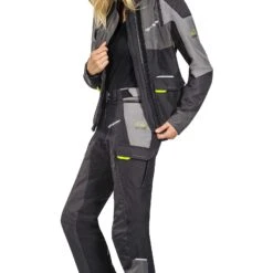 Giacca Moto Donna 4 Stagioni Touring Adventur Ixon BALDER LADY Nero Grigio Giallo Vivo 12 Giacca Moto Donna 4 Stagioni Touring Adventur Ixon BALDER LADY Nero Grigio Giallo Vivo -Dainese Italia giacca moto donna 4 stagioni touring adventur ixon balder lady nero grigio giallo vivo 122464 zoom
