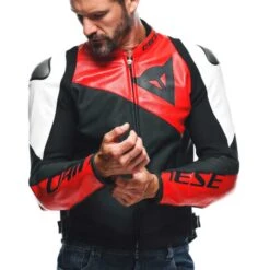 Giacca Moto In Pelle Dainese SPORTIVA Traforata Nero Lava Rosso Bianco -Dainese Italia giacca moto in pelle dainese sportiva traforata nero lava rosso bianco 146847 zoom